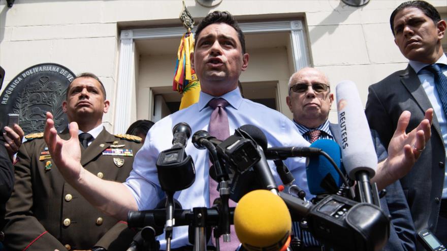 El ‘representante’ del líder golpista venezolano Juan Guaidó en EE.UU., Carlos Vecchio, habla con la prensa en Washington, 14 de abril de 2019. (Foto: AFP)