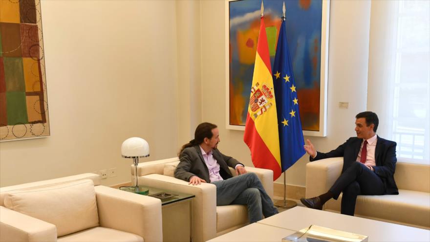 El socialista Pedro Sánchez (dcha.) y Pablo Iglesias, de Podemos, dialogan en el Palacio de La Moncloa, 7 de mayo de 2019. (Foto: AFP)