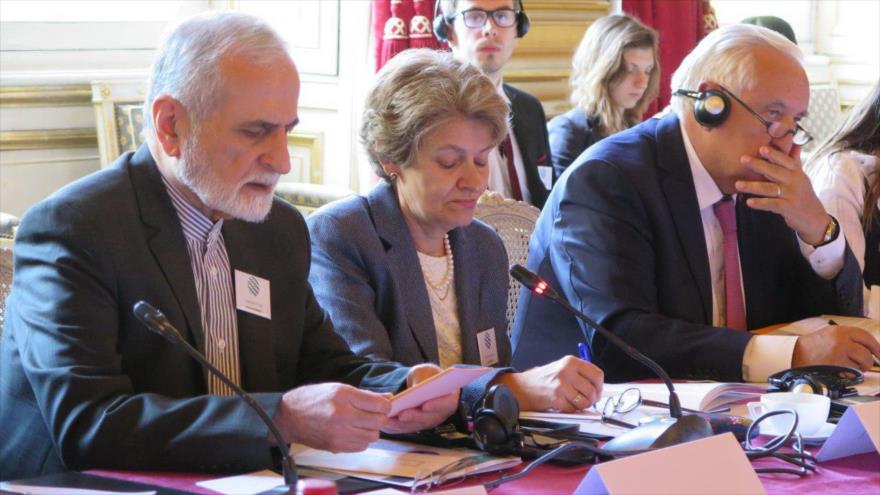 El presidente del Consejo Estratégico de Relaciones Exteriores de Irán, Seyed Kamal Jarazi (izq.), en el Foro de paz de París, 13 de mayo de 2019.