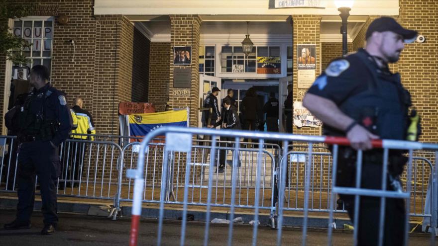 Agentes policiales de EE.UU. irrumpieron en la embajada de Venezuela en Washington, 13 de mayo de 2019. (Foto: AFP)