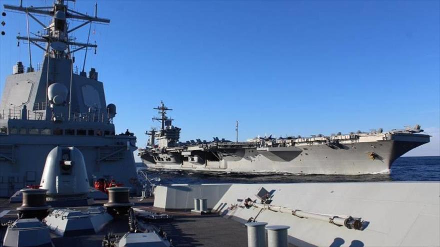 Ejercicio conjunto entre la fragata Méndez Núñez (sobre cuya cubierta se hizo la foto) y el USS Abraham Lincoln (al fondo), 29 de enero de 2019.