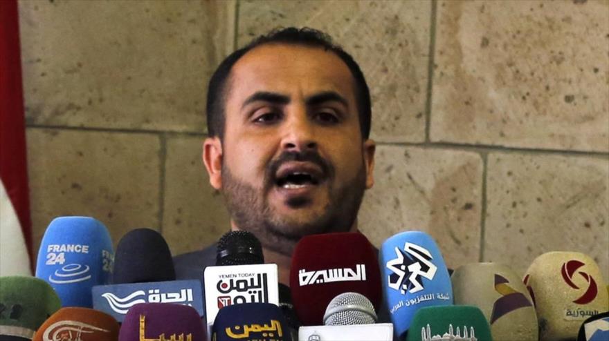 El portavoz del movimiento popular yemení Ansarolá, Muhamad Abdel Salam, habla en una rueda de prensa.