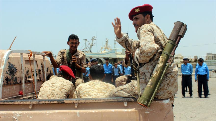 Combatientes de Ansarolá en el puerto de Al-Hudayda, en el mar Rojo, antes de su retirada unilateral, 11 de mayo de 2019. (Foto: AFP)