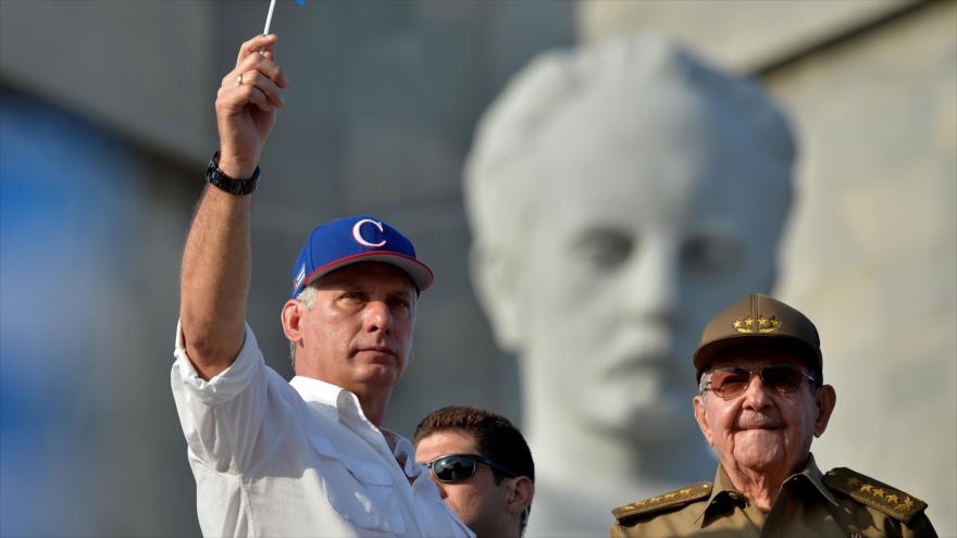 El presidente de Cuba, Miguel Díaz-Canel (izda.) y su antecesor, Raúl Castro, 1 de mayo de 2018. (Foto: AFP)