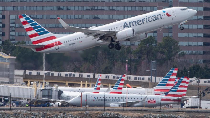 Un avión estadounidense Boeing 737, de la aerolínea American Airlines, en el Aeropuerto Nacional Ronald Reagan de Washington, 11 de marzo de 2019. (Foto: AFP)