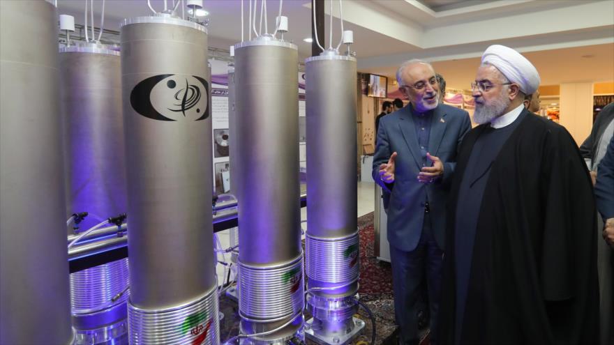 El presidente iraní (dcha.) y el jefe de la OEAI en la Exposición de Logros de la Industria Nuclear de Irán, 10 de abril de 2019. (Foto: president.ir)