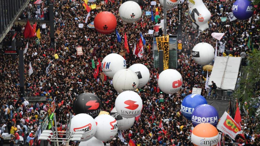Miles de brasileños protestan en defensa de la educación