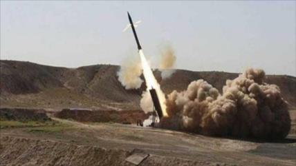 Fuerzas yemeníes golpean base militar saudí con un misil balístico