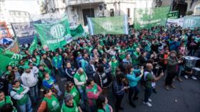 Empleados argentinos marchan contra políticas de “saqueo” de Macri