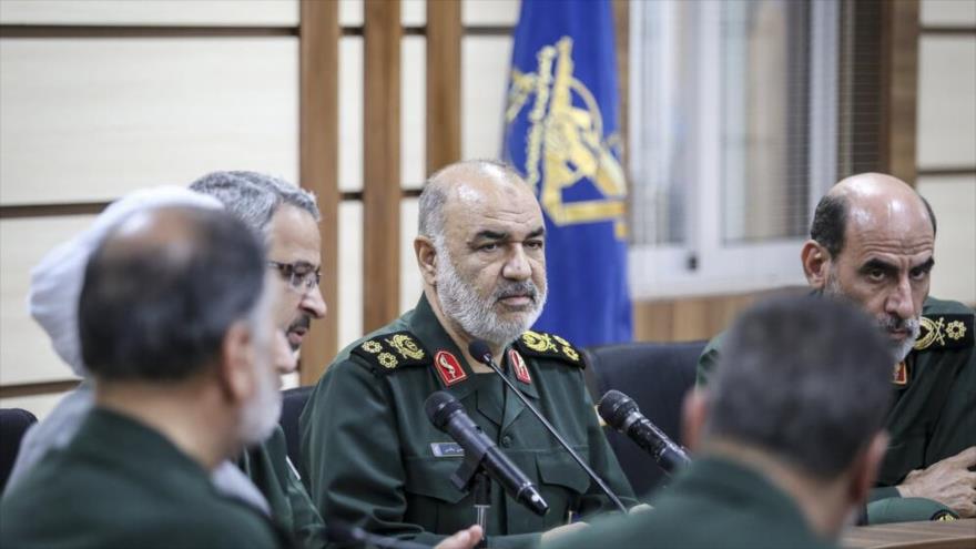El comandante en jefe del CGRI, el general de división Hosein Salami (centro), en una reunión en Teherán (capital), 15 de mayo de 2019. (Foto: Mehr)