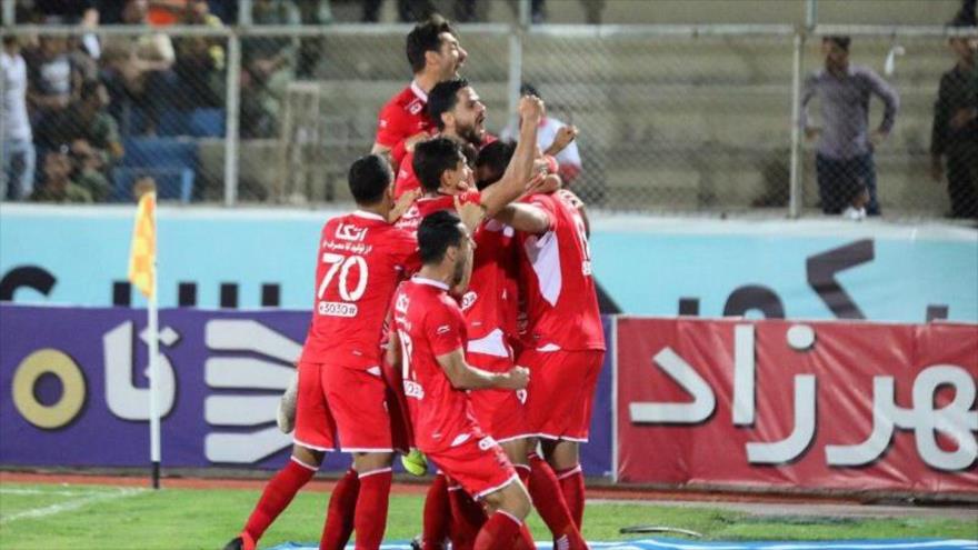 Los jugadores del equipo de fútbol Persépolis celebran tras marcar un gol en el partido con Pars Yonubi Yam, 16 de mayo de 2019.