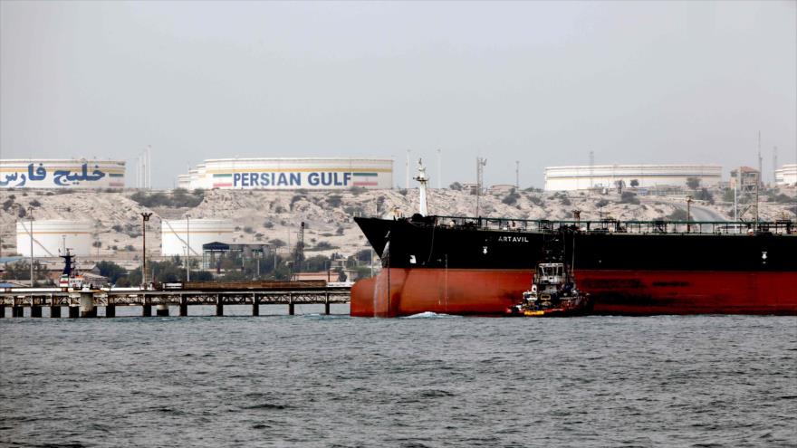 Un petrolero iraní desembarca su carga en la isla persa Jark ubicada en el Golfo Pérsico, 12 de marzo de 2017. (Foto: AFP)