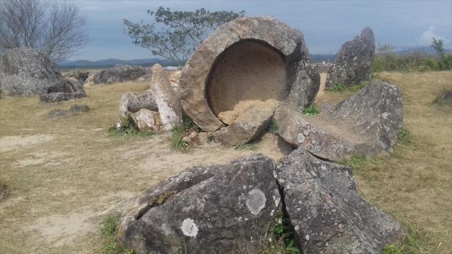 Los restos de una enorme recipiente 
 megalítico en el Páramo de Tinajas de Laos.