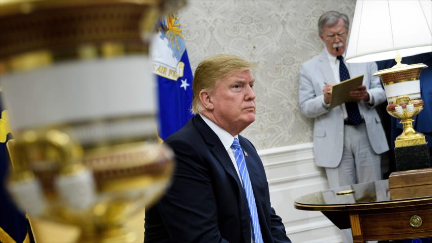El presidente de EE.UU., Donald Trump, habla en una rueda de prensa en presencia de su asesor, John Bolton, Washington, 2 de julio de 2018. (Foto: AFP)