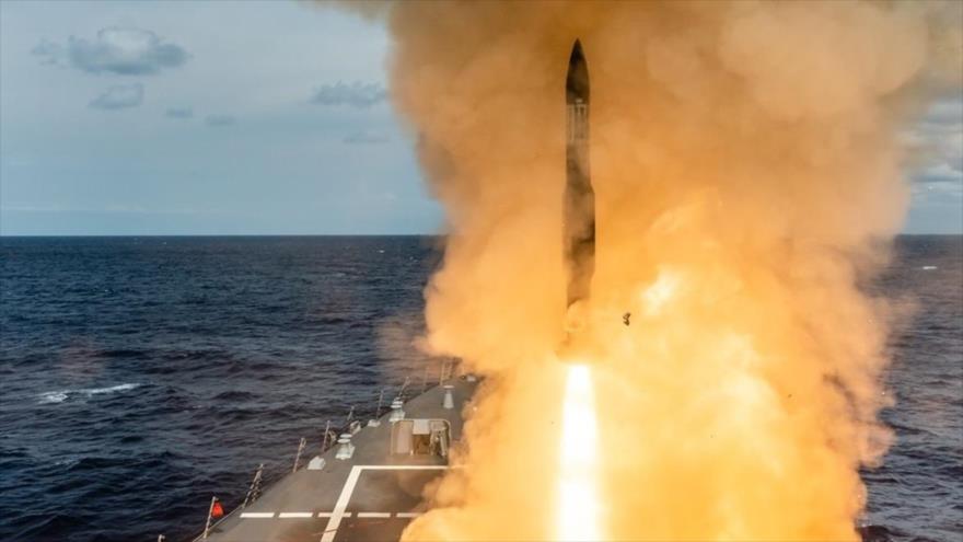 El USS Thomas Hudner (DDG-116) lanza un misil RIM-66 Standard MR (SM-2) durante ejercicios militares en las costas de Virginia, 25 de marzo de 2019.
