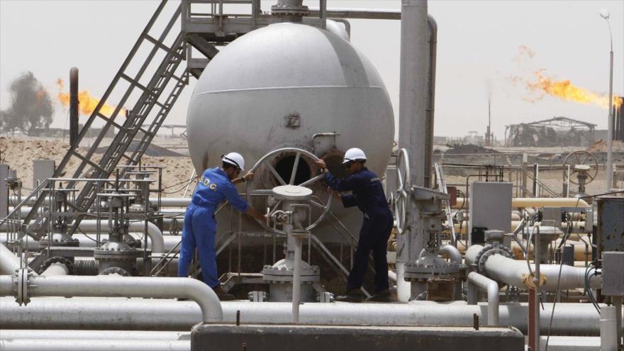 Empleados trabajan en un yacimiento petrolífero en Irak.