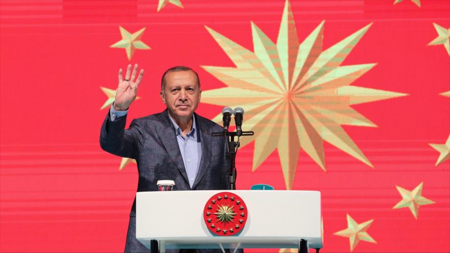 El presidente turco, Recep Tayyip Erdogan, saluda en un acto en la avenida estambuliota de Istiklal, 12 de mayo de 2019. (Foto: AFP/Presidencia turca)