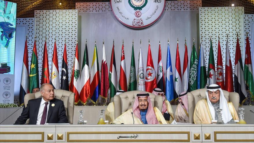 El rey saudí, Salman bin Abdulaziz Al Saud (centro) en una reunión de la Liga Árabe, 31 de marzo de 2019. (Foto: AFP)
