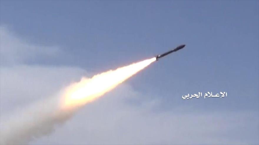 Las fuerzas yemeníes lanzan un misil balístico contra posiciones militares de Arabia Saudí.