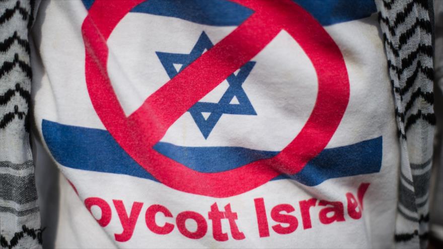 Un activista propalestino lleva una camiseta proboicot a la ocupación israelí en la embajada palestina en Malasia, 17 de julio de 2014. (Foto: AFP)