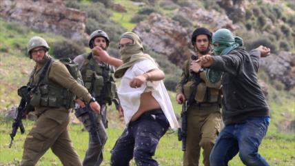 Colonos atacan a los palestinos delante de los soldados israelíes