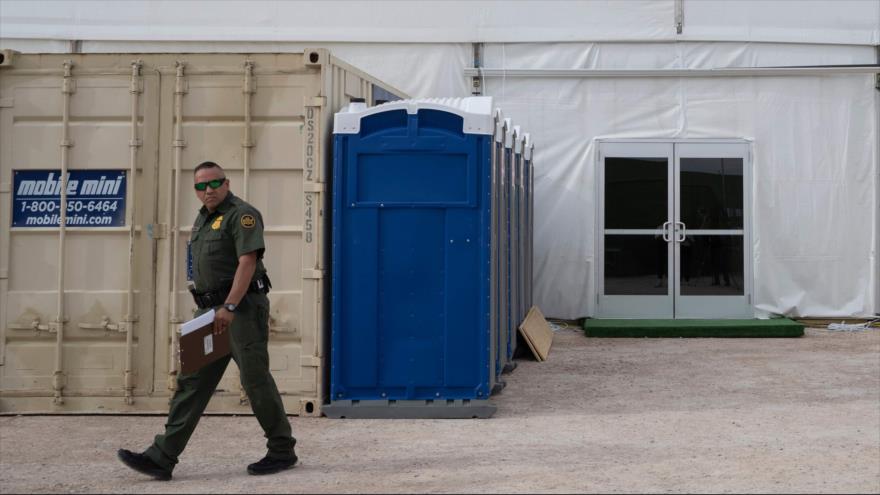 Un agente de la Patrulla Fronteriza de EE.UU fuera de una instalaciÃ³n de retenciÃ³n temporal fronteriza, El Paso, Texas, 2 de mayo de 2019. (Foto: AFP)