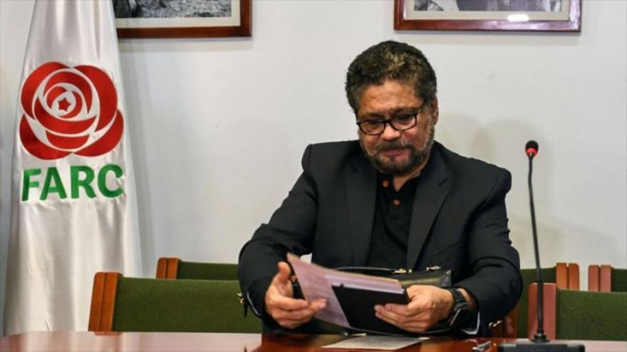El excomandante de la antigua guerrilla de las FARC Luciano Marín, conocido como “Iván Márquez”, en su despacho.