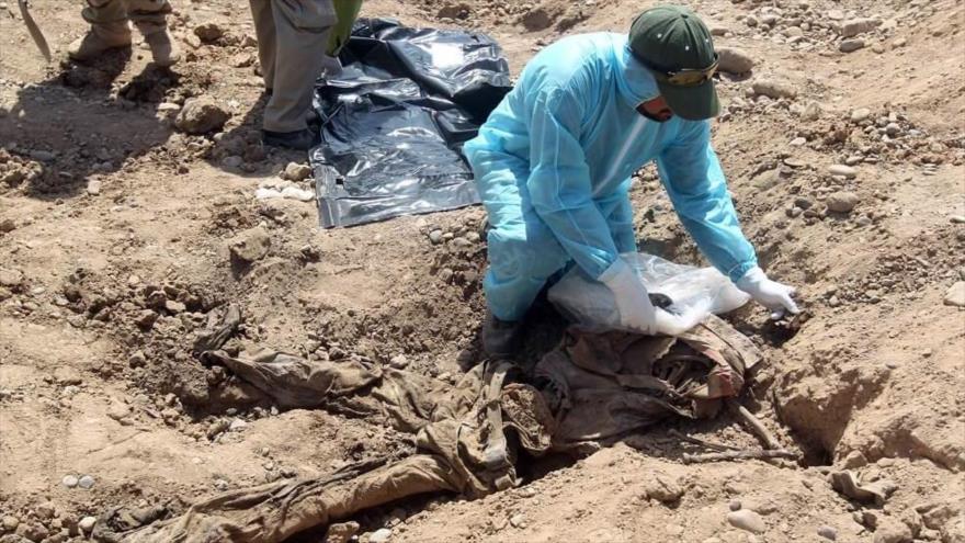 Las fuerzas iraquíes excavan una fosa común con víctimas del grupo terrorista Daesh en la ciudad de Mosul, en el norte de Irak.