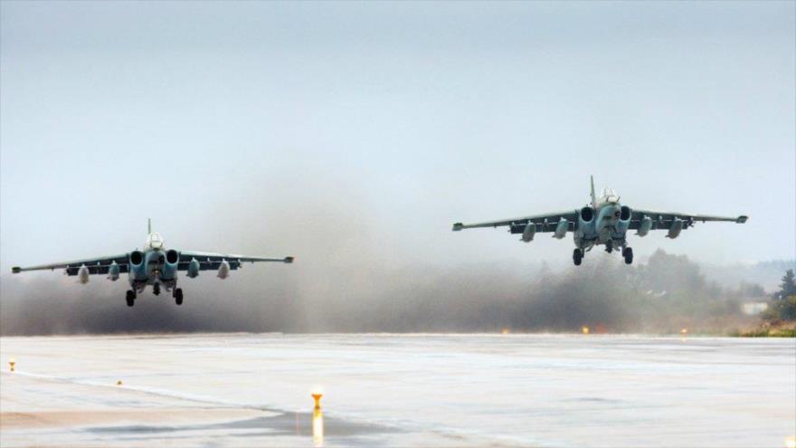 Aviones rusos Su-25 aterrizan en la base militar de Hmeimim en la provincia siria de Latakia.