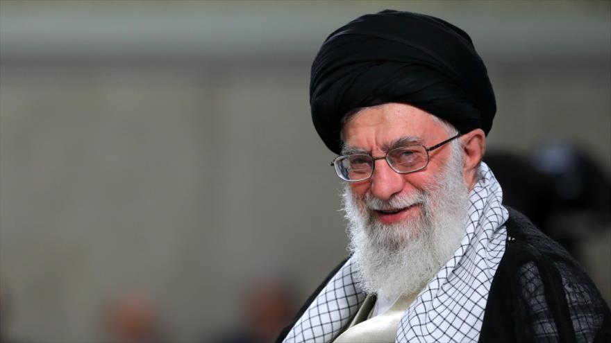 El Líder de la Revolución Islámica de Irán, el ayatolá Seyed Ali Jamenei, reunido con estudiantes universitarios persas en Teherán, 22 de mayo de 2019.