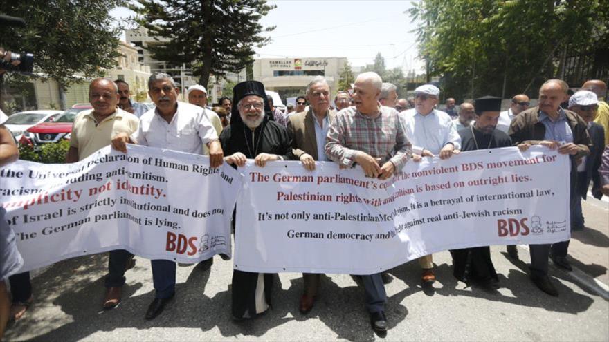 Una protesta de los palestinos en contra de la medida alemana contra el movimiento propalestino de BDS en Ramalá, Palestina, 22 de mayo de 2019. (Foto: WAFA)