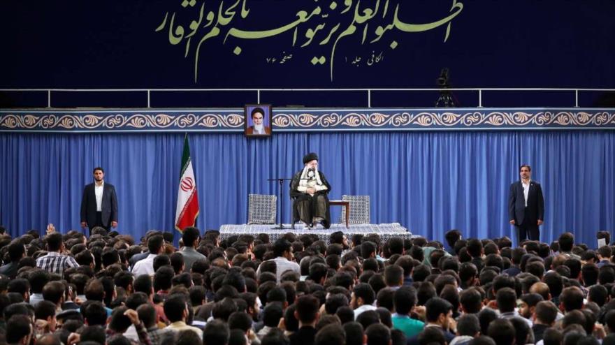 El Líder de la Revolución Islámica de Irán, el ayatolá Seyed Ali Jamenei, reunido con estudiantes universitarios iraníes en Teherán, 22 de mayo de 2019.
