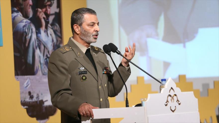 El comandante en jefe del Ejército de Irán, el general de brigada Abdul Rahim Musavi, habla en un acto público.
