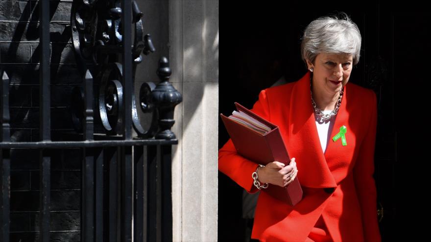 La primera ministra británica, Theresa May, deja el número 10 de Downing Street (sede gubernamental) en Londres, 15 de mayo de 2019. (Foto: AFP)