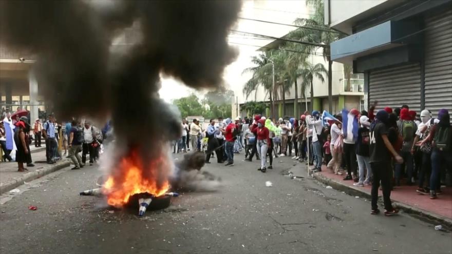 Hondureños cumplen un mes de protestas en las calles