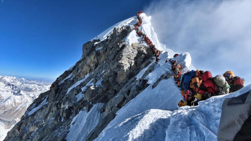 Alpinistas escalando el Everest, 22 de mayo de 2019. (Foto: AFP)