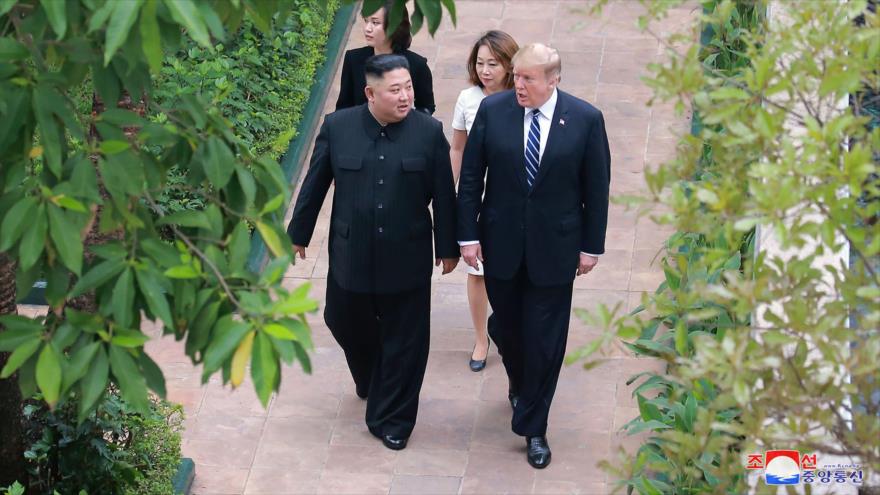 El presidente de EE.UU., Donald Trump (dcha.), y el líder norcoreano, Kim Jong-un, tras reunirse en Vietnam, 28 de febrero de 2019. (Foto: AFP)