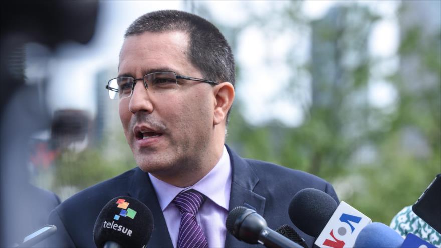 El canciller venezolano, Jorge Arreaza, habla ante las prensas, 24 de septiembre de 2018. (Foto: AFP)