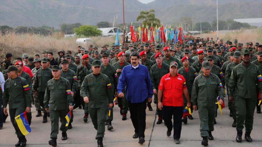 El presidente de Venezuela y su ministro de Defensa durante una marcha por lealtad militar en el estado de Aragua, 17 de mayo de 2019. (Foto: AFP)