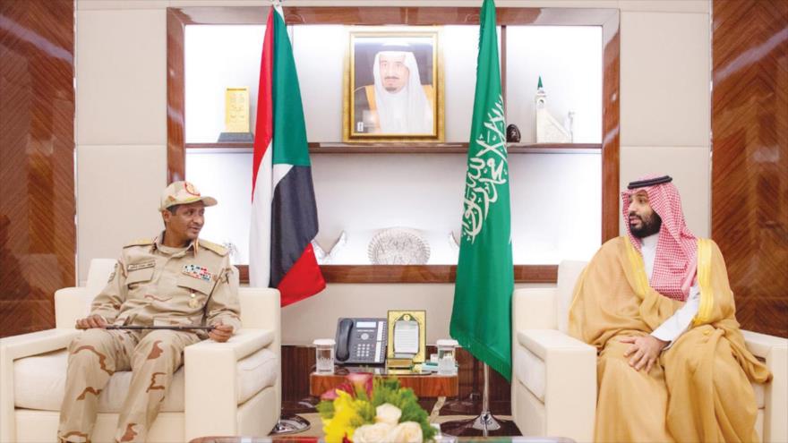 El príncipe saudí, Muhamad bin Salman (dcha) y el Jefe adjunto del Consejo militar de transición de Sudán, Muhamad Hamdan Dagalo, en Yeda, Arabia Saudí. 24 de mayo de 2019.