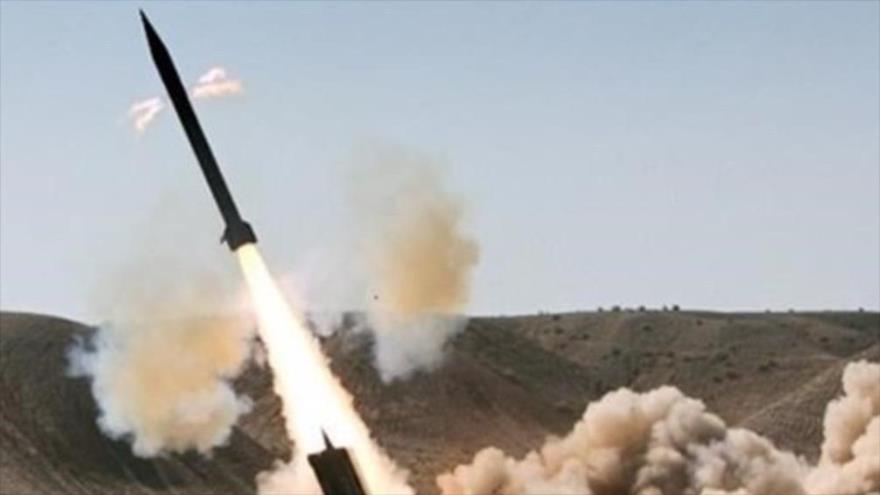 Fuerzas yemeníes lanzan un misil hacia blancos militares en suelo saudí.