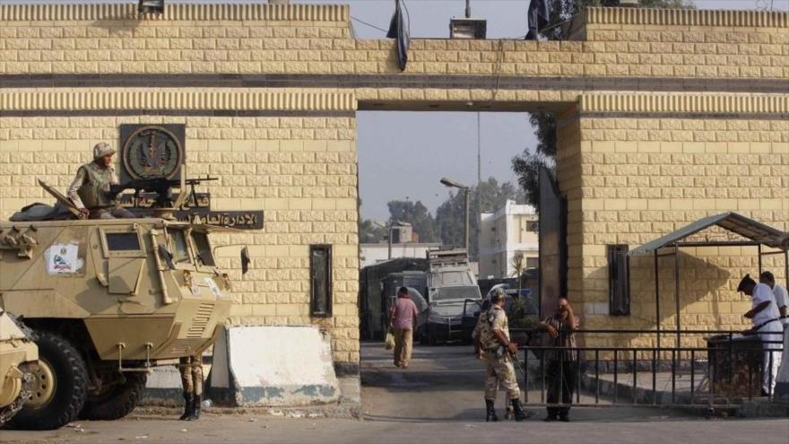 Soldados del Ejército egipcio vigilan con vehículos blindados la cárcel de Torá en las afueras de El Cairo, la capital, 22 de agosto de 2013.