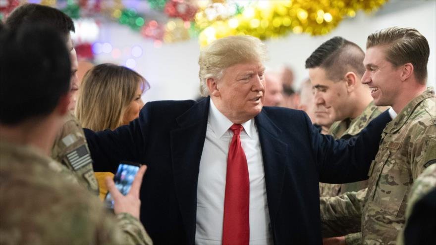 El presidente de EE.UU., Donald Trump, saluda a varios soldados estadounidenses en la base aérea de Al-Asad, Irak, 26 de diciembre de 2018. (Foto: AFP)