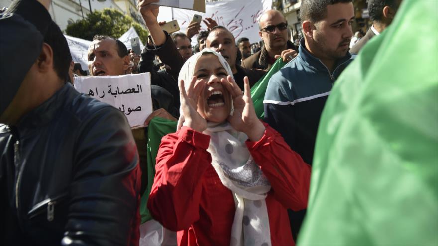 Manifestantes argelinos piden la renuncia del presidente encargado, Abdelkader Bensalah, en Argel (capital), 10 de abril de 2019. (Foto: AFP)