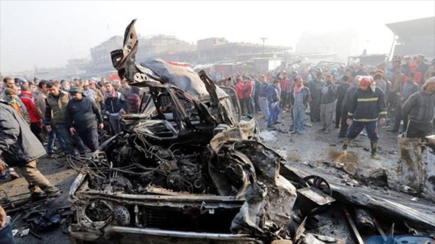 Escenario de un atentado con coche bomba en la ciudad iraquí de Mosul.