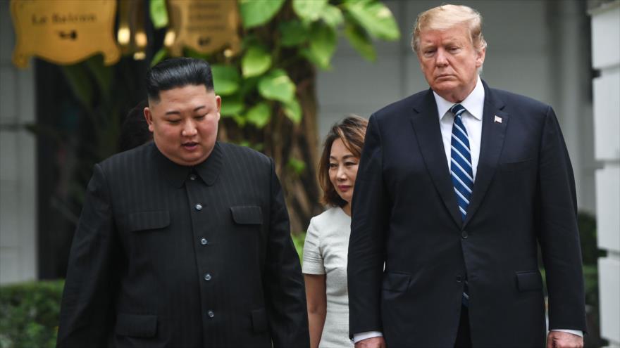 El líder norcoreano, Kim Jong-un, junto al mandatario estadounidense, Donald Trump, 28 de febrero de 2019. (Foto: AFP)