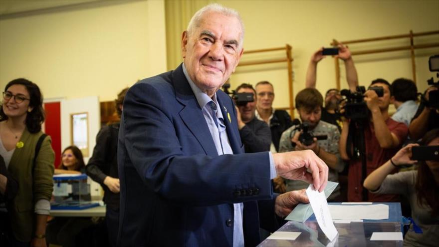 El candidato independentista catalán por el partido Esquerra Republicana (ERC), Ernest Maragall, deposita su voto en una urna, 26 de mayo de 2019. 