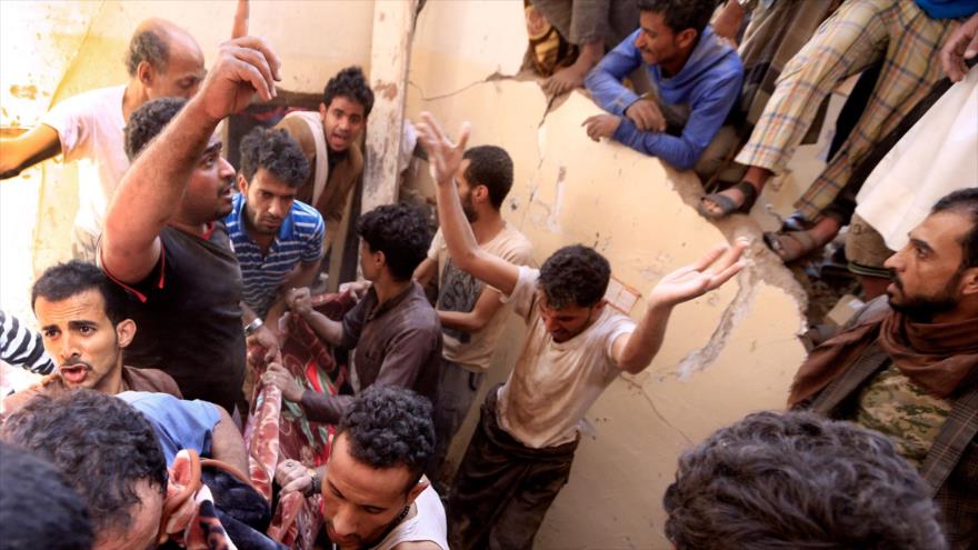 Yemeníes llevan los cuerpos sin vida de los muertos de un ataque saudí, 16 de mayo de 2019. (Foto: AFP)