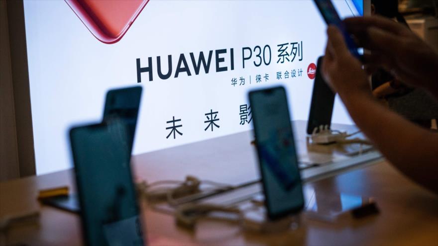 La compañía de telecomunicaciones china Huawei presenta una serie de sus celulares inteligentes, Pekín, capital china, 23 de mayo de 2019. (Foto: AFP)