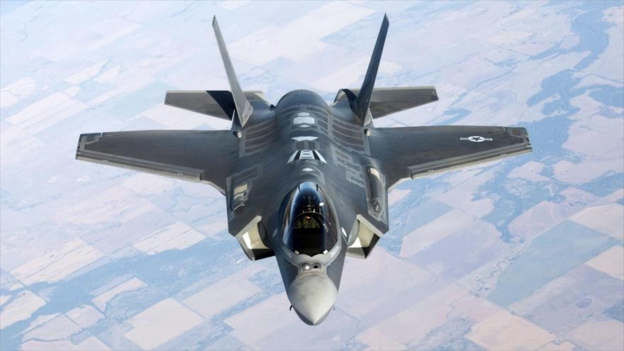 Un avión de combate estadounidenses F-35 en pleno vuelo.